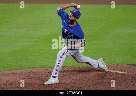 Houston, Usa. Oktober 2023. Jose Leclerc wirft im neunten Inning gegen die Houston Astros im siebten Spiel der ALCS im Minute Maid Park in Houston am Montag, den 23. Oktober 2023. Foto: Kevin M. Cox/UPI Credit: UPI/Alamy Live News Stockfoto