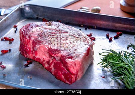Ungekochtes Steak auf Tablett mit Pfeffer Stockfoto