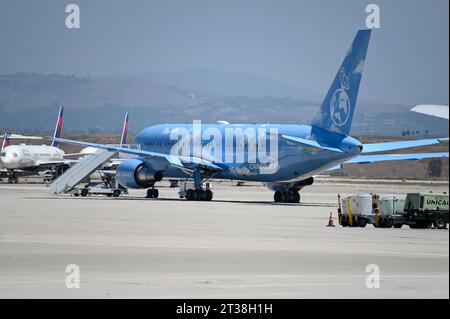 Allgemeine Ansicht der A Boeing 767-200 des kanadischen Rappers Aubrey Graham, alias Drake am Freitag, den 11. August 2023 in San Bernardino, Kalifornien. Stockfoto