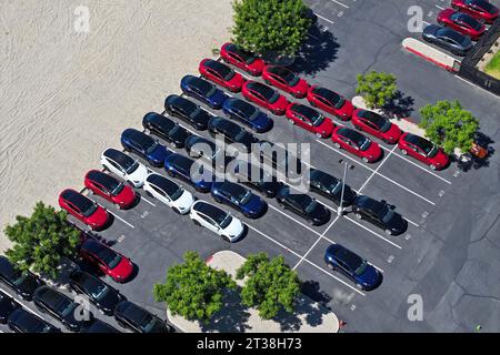 Allgemeine Luftaufnahme der Tesla Fahrzeuge im Riverside-Lindbergh Tesla Händlerbetrieb und Service Center am Mittwoch, 16. August 2023 in Riverside, Stockfoto