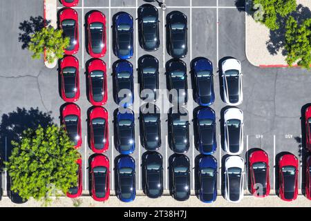 Allgemeine Luftaufnahme der Tesla Fahrzeuge im Riverside-Lindbergh Tesla Händlerbetrieb und Service Center am Mittwoch, 16. August 2023 in Riverside, Stockfoto