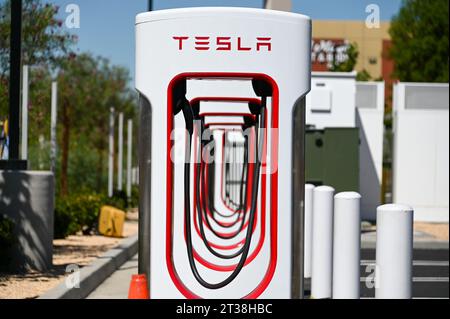 Allgemeine Gesamtansicht der Tesla Superchargers in der Nähe der Luftwaffenbasis März am Donnerstag, 17. August 2023 in Moreno Valley, Kalifornien (Dylan Stewart/Bild des SpO Stockfoto