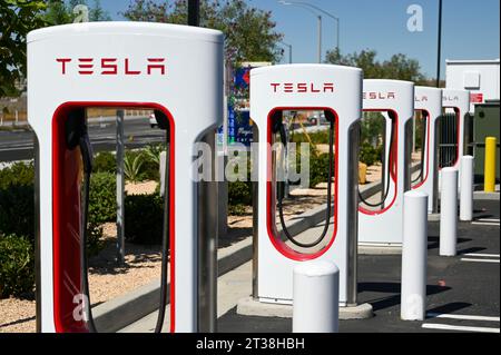 Allgemeine Gesamtansicht der Tesla Superchargers in der Nähe der Luftwaffenbasis März am Donnerstag, 17. August 2023 in Moreno Valley, Kalifornien (Dylan Stewart/Bild des SpO Stockfoto