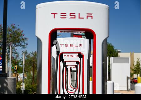 Allgemeine Gesamtansicht der Tesla Superchargers in der Nähe der Luftwaffenbasis März am Donnerstag, 17. August 2023 in Moreno Valley, Kalifornien (Dylan Stewart/Bild des SpO Stockfoto