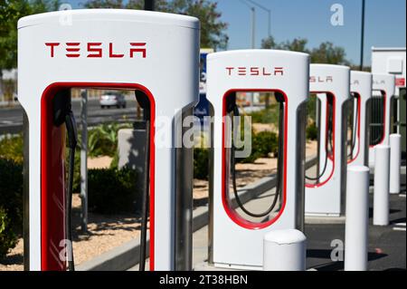 Allgemeine Gesamtansicht der Tesla Superchargers in der Nähe der Luftwaffenbasis März am Donnerstag, 17. August 2023 in Moreno Valley, Kalifornien (Dylan Stewart/Bild des SpO Stockfoto