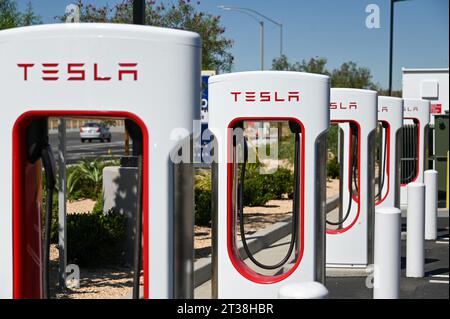 Allgemeine Gesamtansicht der Tesla Superchargers in der Nähe der Luftwaffenbasis März am Donnerstag, 17. August 2023 in Moreno Valley, Kalifornien (Dylan Stewart/Bild des SpO Stockfoto