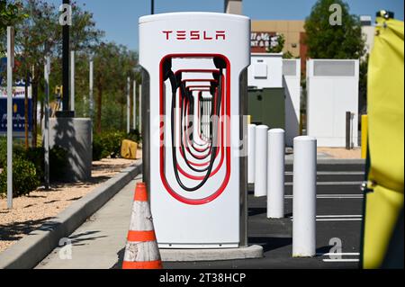 Allgemeine Gesamtansicht der Tesla Superchargers in der Nähe der Luftwaffenbasis März am Donnerstag, 17. August 2023 in Moreno Valley, Kalifornien (Dylan Stewart/Bild des SpO Stockfoto