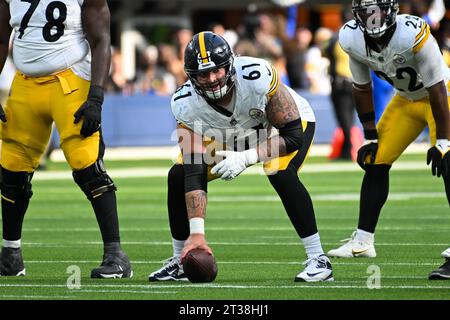 Pittsburgh Steelers Center Mason Cole (61) während eines Fußballspiels der NFL gegen die Los Angeles Rams am Sonntag, 22. Oktober 2023, in Inglewood, Kalif. Das S Stockfoto