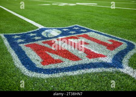 Das NFL Shield-Logo wird auf dem Feld des SoFi Stadions nach einem NFL-Fußballspiel zwischen den Los Angeles Rams und den Pittsburgh Steelers, Sun, angezeigt Stockfoto