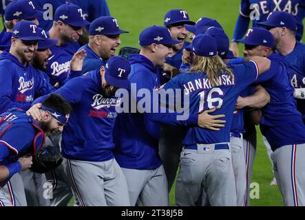 Houston, Usa. Oktober 2023. Die Spieler der Texas Rangers feiern, nachdem sie die Houston Astros 11-3 besiegt haben, um am Montag, den 23. Oktober 2023, im Minute Maid Park in Houston die ALCS zu gewinnen und in die World Series vorzudringen. Foto: Kevin M. Cox/UPI. Quelle: UPI/Alamy Live News Stockfoto