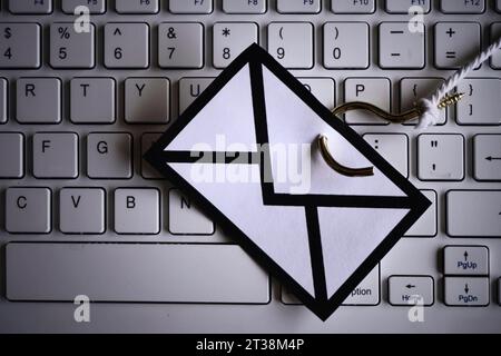 Nahaufnahme der E-Mail mit Haken oben auf der Tastatur. Phishing-E-Mails, Malware und Cybersicherheit Stockfoto