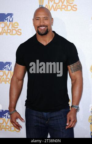 Los Angeles, Unbekannt. Oktober 2023. Das Dateifoto vom 6. Juni 2010 zeigt, wie Dwayne Johnson an den MTV Movie Awards 2010 teilnimmt, die in den Gibson Amphitheatre Universal Studios ON in Los Angeles, CA, USA, ausgetragen werden. Dwayne Johnson sagte, er werde eine Galerie in Paris kontaktieren, nachdem ein Wachsmodell von ihm dem Schauspieler einen helleren Hautton präsentiert. Fans wiesen darauf hin, dass der Hautton der Figur falsch war, nachdem sie letzte Woche im Grevin Museum enthüllt wurde. Foto: Lionel Hahn/ABACAPRESS.COM Credit: Abaca Press/Alamy Live News Stockfoto