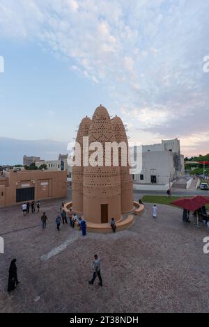 Doha, Katar - 9. Dezember 2022: Taubentürme im Katara Cultural Village, Doha, Katar. Stockfoto