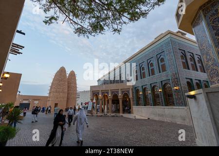 Doha, Katar - 9. Dezember 2022: Die Moschee von Katara und der Turm, eine der schönsten Moscheen im Katara Cultural Village, Doha, Katar. Stockfoto