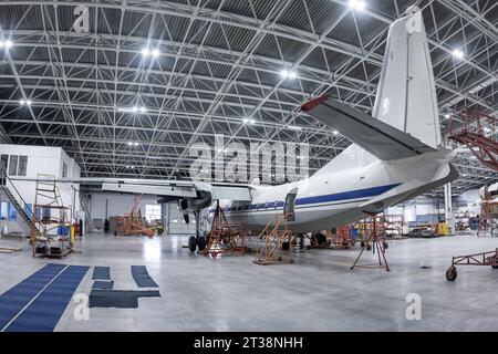 Turboprop-Flugzeug im Hangar transportieren. Luftfahrzeuge werden gewartet. Überprüfung der mechanischen Systeme für den Flugbetrieb Stockfoto