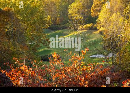 Malerischer Blick auf den Sonnenuntergang im Herbst auf den Golfplatz hinter der Terrasse des Brasstown Valley Resort & Spa im wunderschönen Young Harris, Georgia. (USA) Stockfoto