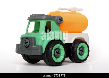 Spielzeug aus Plastik-Abschleppwagen isoliert auf weißem Hintergrund, selbstgebautes Spielzeug zur Steigerung der Kreativität von Kindern. Stockfoto