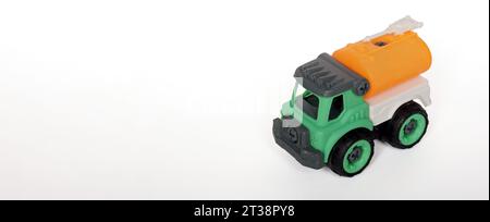 Spielzeug aus Plastik-Abschleppwagen isoliert auf weißem Hintergrund, selbstgebautes Spielzeug zur Steigerung der Kreativität von Kindern. Mit Copyspace für Bannerspielzeug. Stockfoto