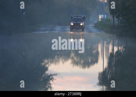 Ein Autofahrer erwägt, durch Hochwasser auf der Barnsdale Road in West Yorkshire zu fahren, nachdem Storm Babet in vielen Teilen Großbritanniens starken Regen gebracht hatte Stockfoto