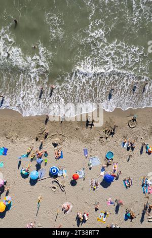 Luftbilddokumentation eines freien Strandes im Sommer Stockfoto