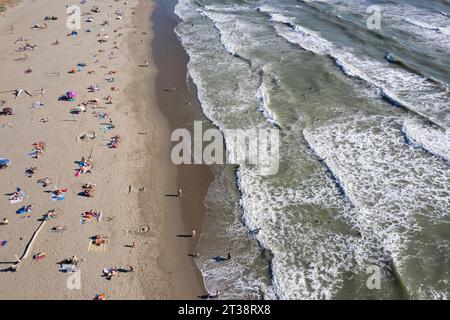 Luftbilddokumentation eines freien Strandes im Sommer Stockfoto