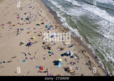 Luftbilddokumentation eines freien Strandes im Sommer Stockfoto