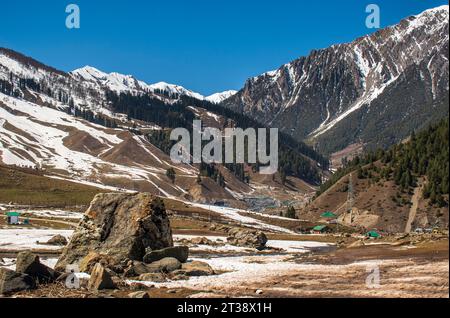 Kaschmirs majestätisches schneebedecktes Wunderland: Ewige Schönheit: Kaschmirs schneebedeckte Berge Majestät Stockfoto