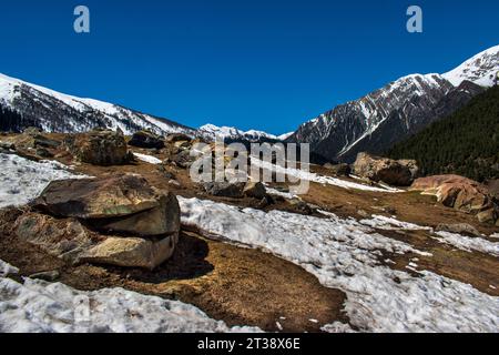 Kaschmirs majestätisches schneebedecktes Wunderland: Ewige Schönheit: Kaschmirs schneebedeckte Berge Majestät Stockfoto