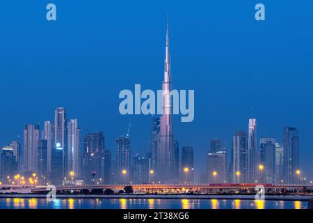 Blick auf die Skyline von Dubai Burj Khalifa vom AL Jadaf Beach Stockfoto