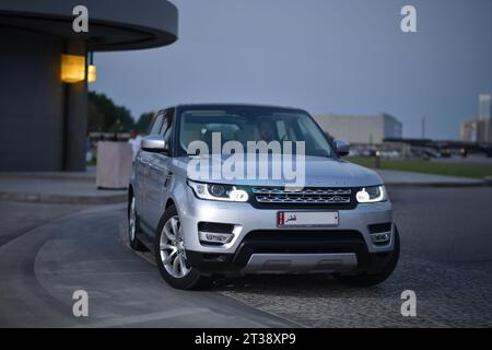 Range Rover Sport HSE in der Doha Street Stockfoto