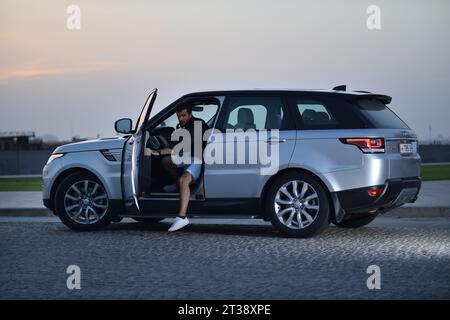 Range Rover Sport HSE in der Doha Street Stockfoto