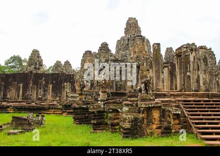 Bayon ist ein bekannter khmer-Tempel in Angkor in Kambodscha. Bewölkter Himmel mit Kopierraum für Text Stockfoto
