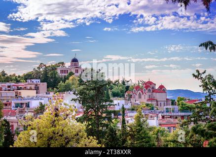 Das nationale Observatorium von Athen auf dem Hügel der Nymphen und die orthodoxe Kirche St. Marina im Stadtteil Thisio, Athen, Griechenland. Stockfoto