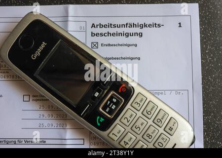 Krankmeldung mit Telefon *** kranker Hinweis mit Telefon Copyright: XLobeca/RHx Credit: Imago/Alamy Live News Stockfoto