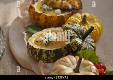 Nachtisch auf der Hochzeit mit leckeren Kuchen, Keksen und Süßigkeiten in Pastellfarben. Professionelles Catering und Portionen. Festliche Atmosphäre Stockfoto