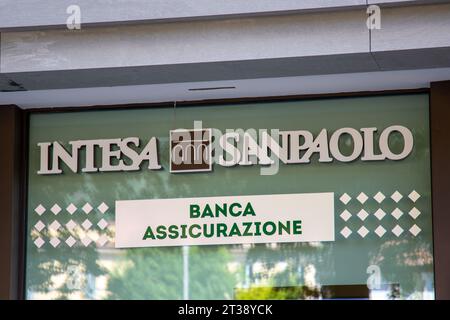 Mailand, ITALIEN - 10 21 2023 : Intesa San Paolo banca assicurazione Bankversicherung Logo Marke und Textzeichen im Zentrum von Mailand Italien Stockfoto