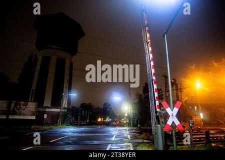 Oldenburg, Deutschland. Oktober 2023. Der historische Eisenbahnwasserturm steht bei regnerischem Wetter an einer Eisenbahnüberquerung im Hafenbereich. Quelle: Hauke-Christian Dittrich/dpa/Alamy Live News Stockfoto