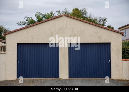 Fassade große Doppelgarage Abschnitt blau dunkel Haus Tür schwarz von Wohnhaus Eingang Auto Stockfoto