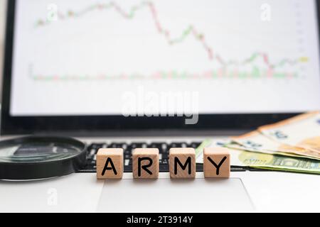 Militär- und Sportkonzept. Auf weißem Hintergrund neben der Kartusche, Würfel mit der Aufschrift "ARMY" Stockfoto