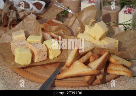 Nachtisch auf der Hochzeit mit leckeren Kuchen, Keksen und Süßigkeiten in Pastellfarben. Professionelles Catering und Portionen. Festliche Atmosphäre Stockfoto