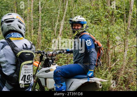 REPUBLIK KARELIEN, RUSSLAND - CA. JUNI 2022: Offroad-Turnier Ladoga Trophy 2022 in Karelien. Ein Motorradfahrer in einem Helm, der vor dem Start auf einem Sportmotorrad sitzt Stockfoto