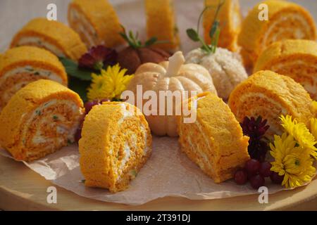 Nachtisch auf der Hochzeit mit leckeren Kuchen, Keksen und Süßigkeiten in Pastellfarben. Professionelles Catering und Portionen. Festliche Atmosphäre Stockfoto