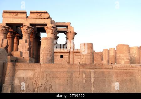 Com Ombo Tempel der Götter Horus und Krokodilköpfige Sobek, Ägypten, Nordafrika. Com-Ombo Tempelwände und Säulen im Licht des Sonnenuntergangs Stockfoto