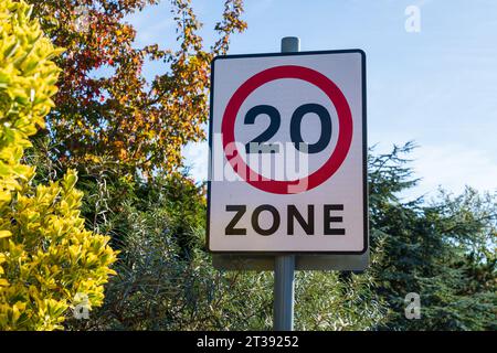 Verkehrsschild in Großbritannien mit einer maximalen Höchstgeschwindigkeit von 20 km/h und einem roten und weißen Warnkreis Stockfoto