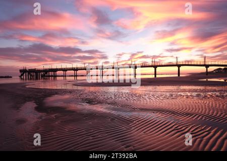 Der Kai von Francavilla al Mare bei einem herrlichen Sonnenaufgang Stockfoto