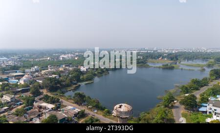 Wunderschöner Blick aus der Vogelperspektive auf Square Lake. Luftaufnahmen mit Drohne. Stockfoto