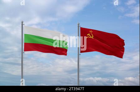 Die Fahnen der Sowjetunion oder der UdSSR und Bulgariens winken zusammen im Wind auf blauem bewölktem Himmel, zwei Länder-Beziehungskonzept Stockfoto