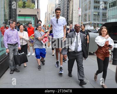 Der französische Basketballspieler Victor Wembanyama in New York für den NBA-Draft morgen Abend erwartet er, dass er der Nummer eins sein wird, der von San Antonio Spurs gezeichnet wurde. Victor verlässt sein Hotel, um zu einem Geschäftstermin auf der Sixth Avenue zu gehen. Dann hält er an der U-Bahn-Station Columbus Circle 59th Street, um sich mit den Polizisten des NYPD zu treffen. Auf dem Weg zum Yankee Stadium nimmt er die New York City U-Bahn, um den ersten Platz vor dem zu werfen Spiel in der Bronx, New York City, NY, USA am 20. Juni 2023. Der französische Victor Wembanyama gibt sein NBA-Debüt am 25. Oktober 2023 gegen Dallas. Stockfoto