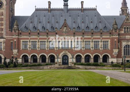 Den Haag, Niederlande - 17. April 2023: Friedenspalast in Den Haag, Niederlande. Das Verwaltungsgebäude für internationales Recht, in dem sich der Internat befindet Stockfoto