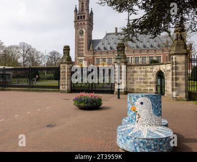 Den Haag, Niederlande - 17. April 2023: Friedenspalast in Den Haag, Niederlande. Das Verwaltungsgebäude für internationales Recht, in dem sich der Internat befindet Stockfoto